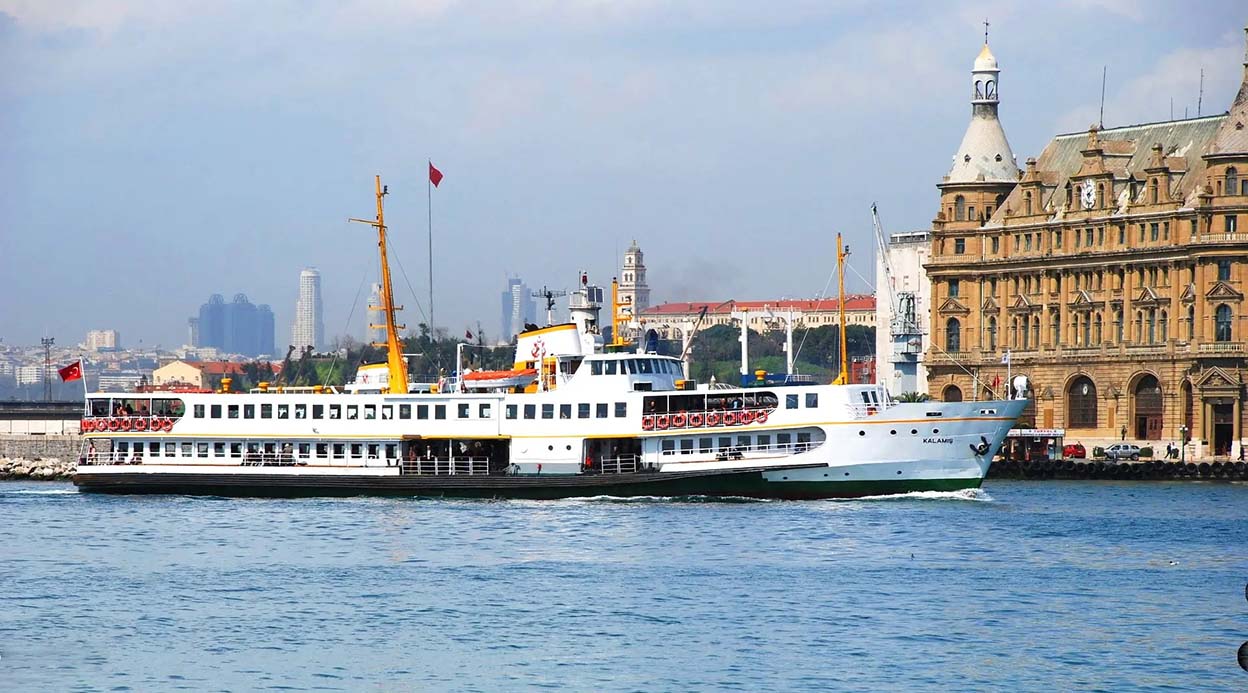 Navigating Istanbul’s City Center with Light Rail and Ferries: A Traffic-Free Escape